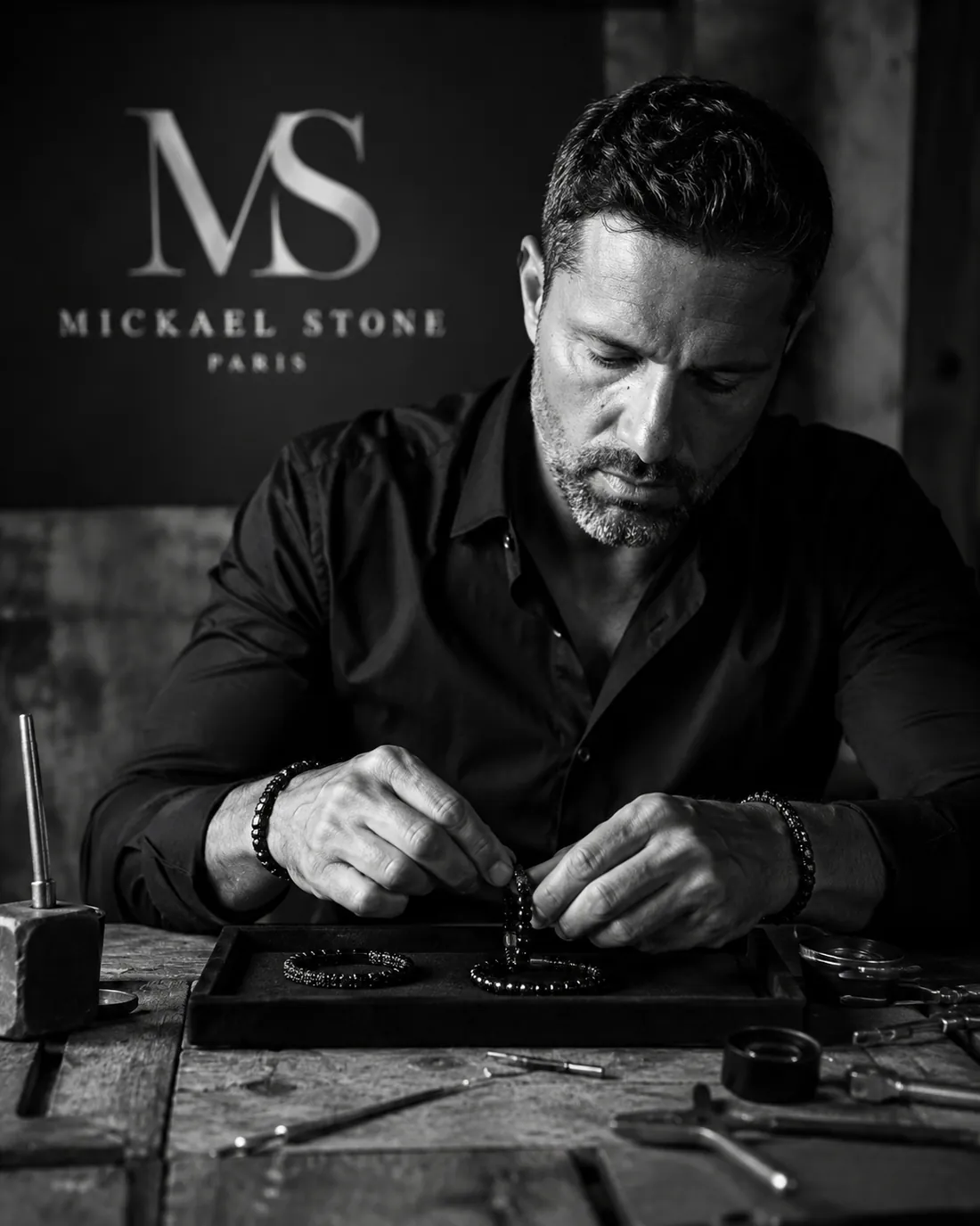 Le fondateur de MICKAEL STONE Paris à l'atelier, assemblant un bracelet
