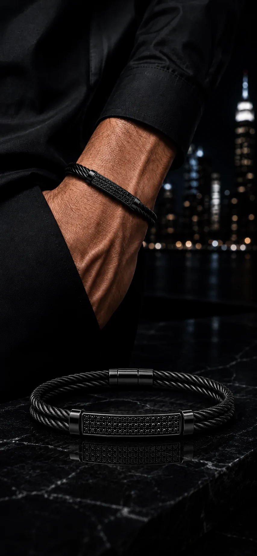 Bracelet Orbit Obsidian porté de nuit, skyline en fond