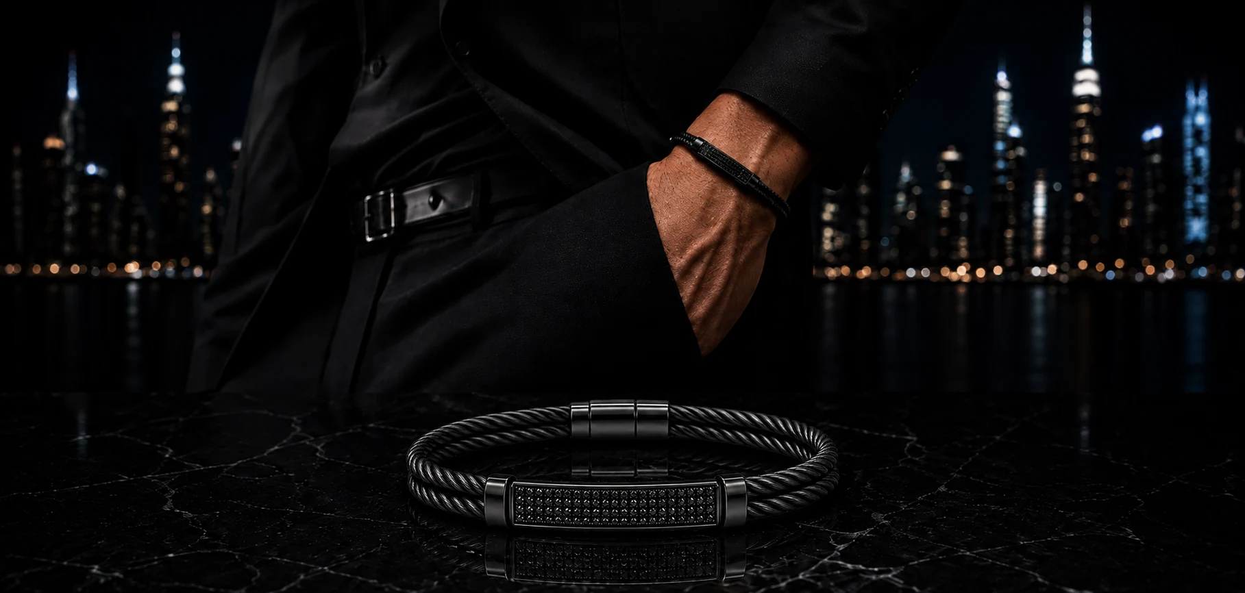Bracelet Orbit Obsidian porté de nuit, skyline en fond