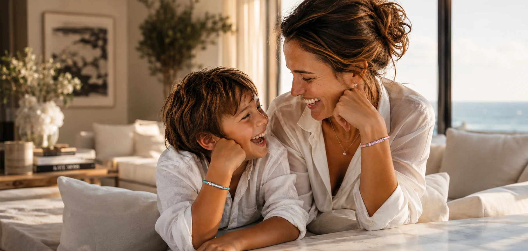 Mère et fils portant les bracelets Seal rose et turquoise